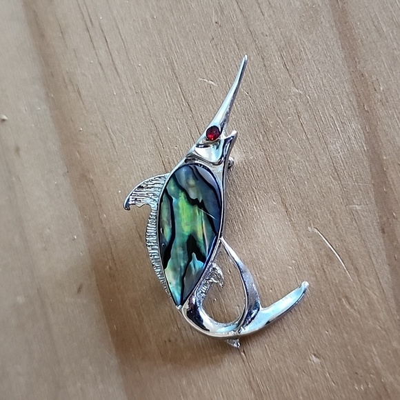 Vintage Ariki Paua Shell sword fish brooch - Picture 6 of 7